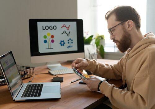 Jakie funkcje pełni logo firmy?
